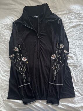 Beautiful Icelandic Design Embroidered Floral Half Zip Top Pullover Black L